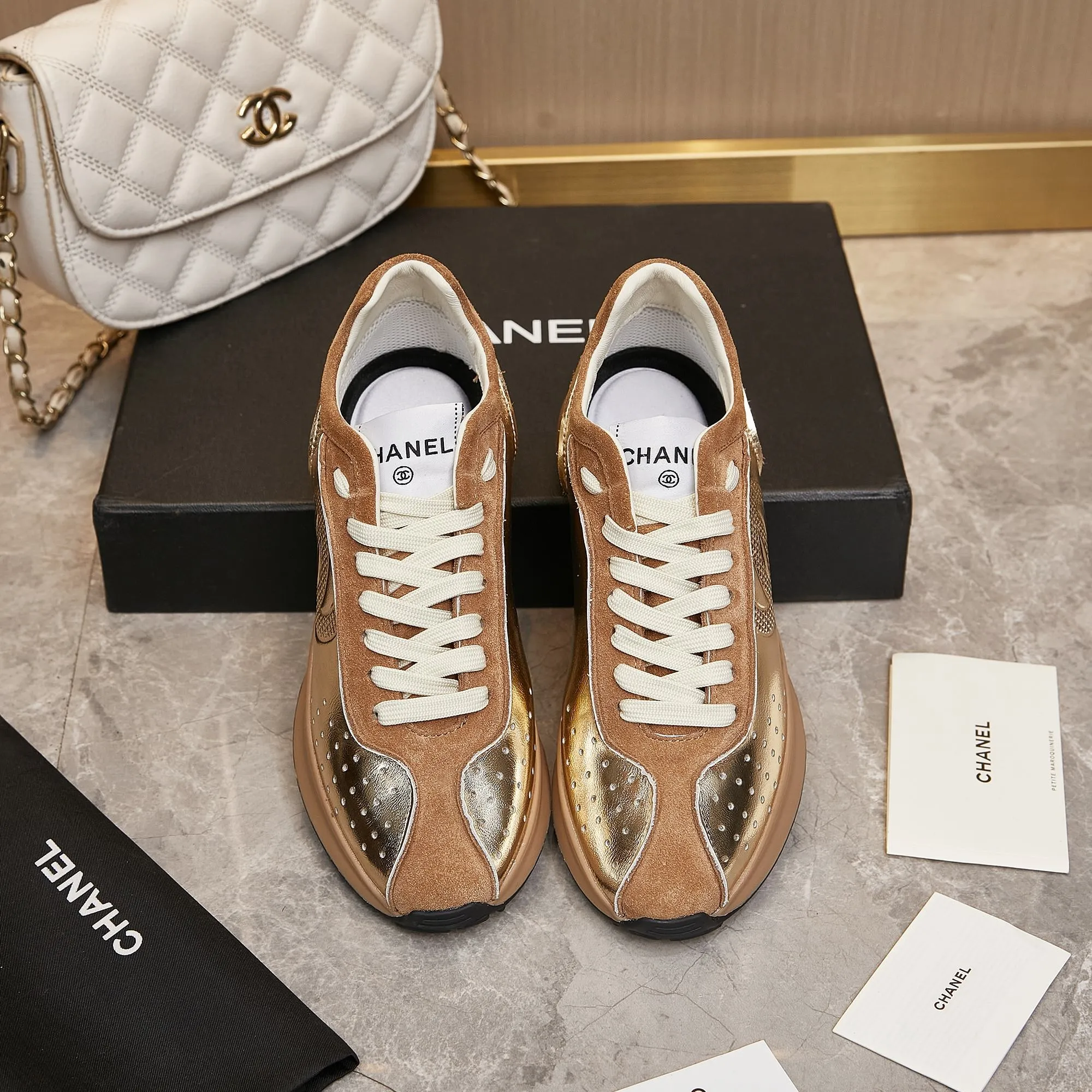👟👟Ex-factory price 560👟👟 Chanel Grandma 2024 counter top casual sports shoes This classic design; the upper is electro-embroidered with a variety of techniques; the outsole is fashionable and sporty; it is unusual to incorporate a variety of color matching elements... The diversified mix and match is very good-looking and versatile, casual, fashionable, sports and outdoor can be taken into account... ꫛꫀꪝ Go➫ Material: ❶Upper is made of: Original imported high silk cow suede + small fragrance fabric ❷Inner lining: original imported breathable sheepskin lining ❸Outsole based on: original TPU combination outsole Special counter boutique packaging complete set for women 35–41